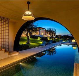 4 bedroom villa with pool near Noto, sleeps 8